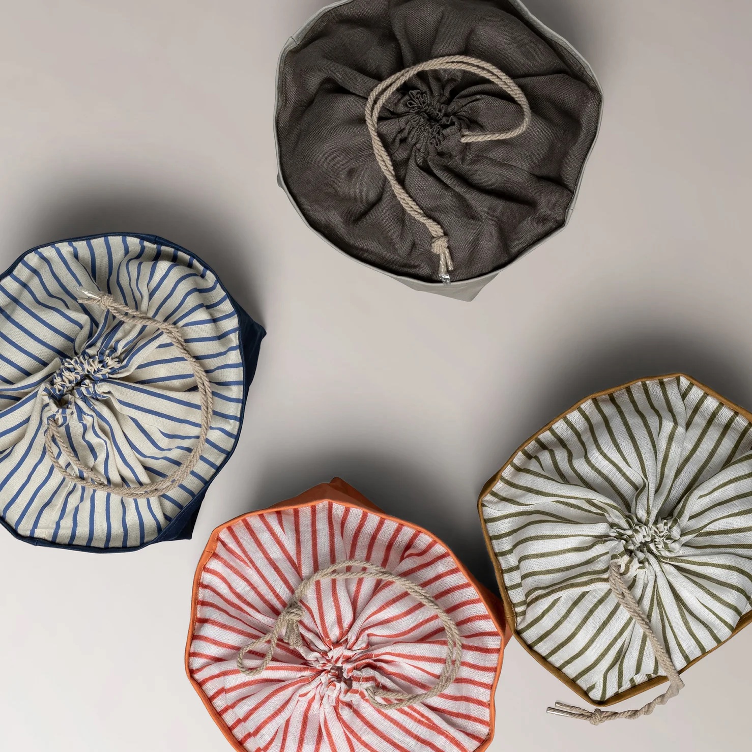 A variety of minimalist fabric bread bags suitable for different loaf shapes.