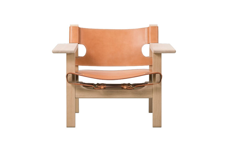 A classic Børge Mogensen Spanish Chair in solid oak with thick tan saddle leather.