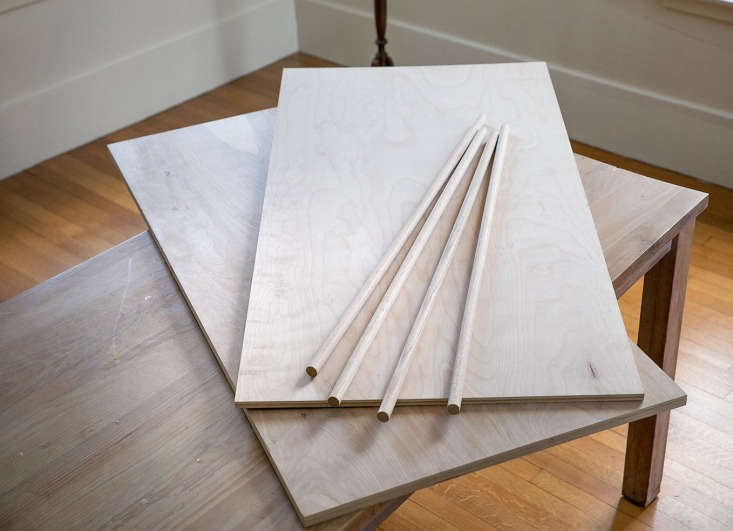 Close-up of the cross-banded layers and light grain of Baltic birch plywood.