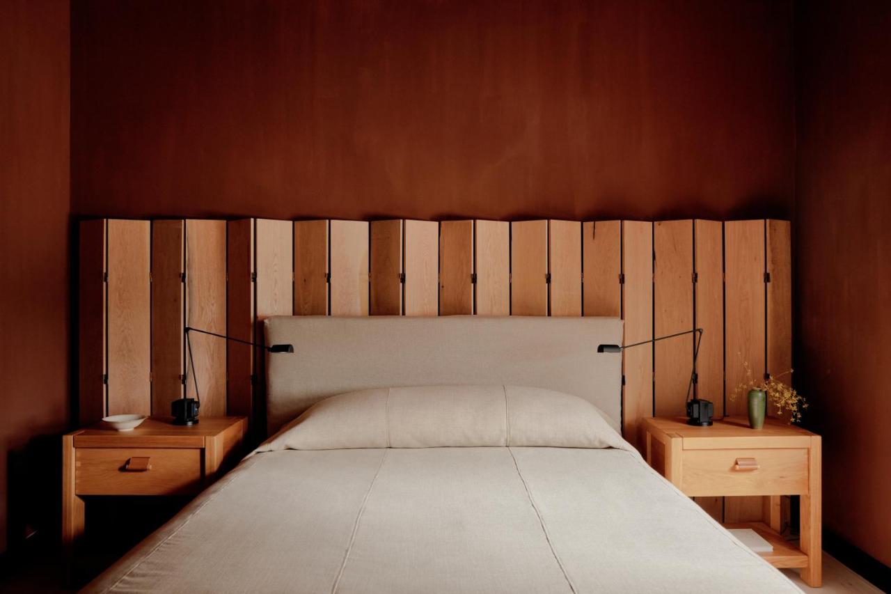 7 Stunning Folding Screen Headboard Designs: A 2026 Bedroom Trend Guide