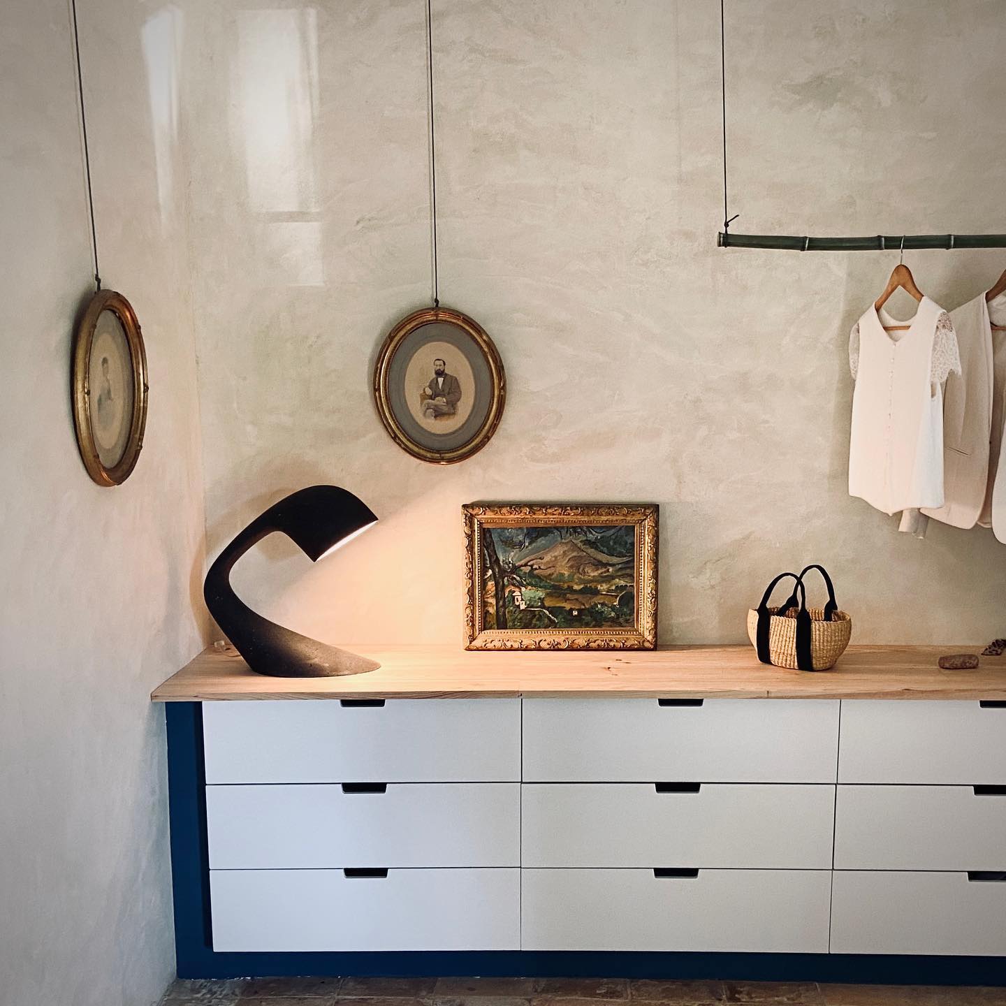 The Invider Medium lamp model displayed in a home interior environment.