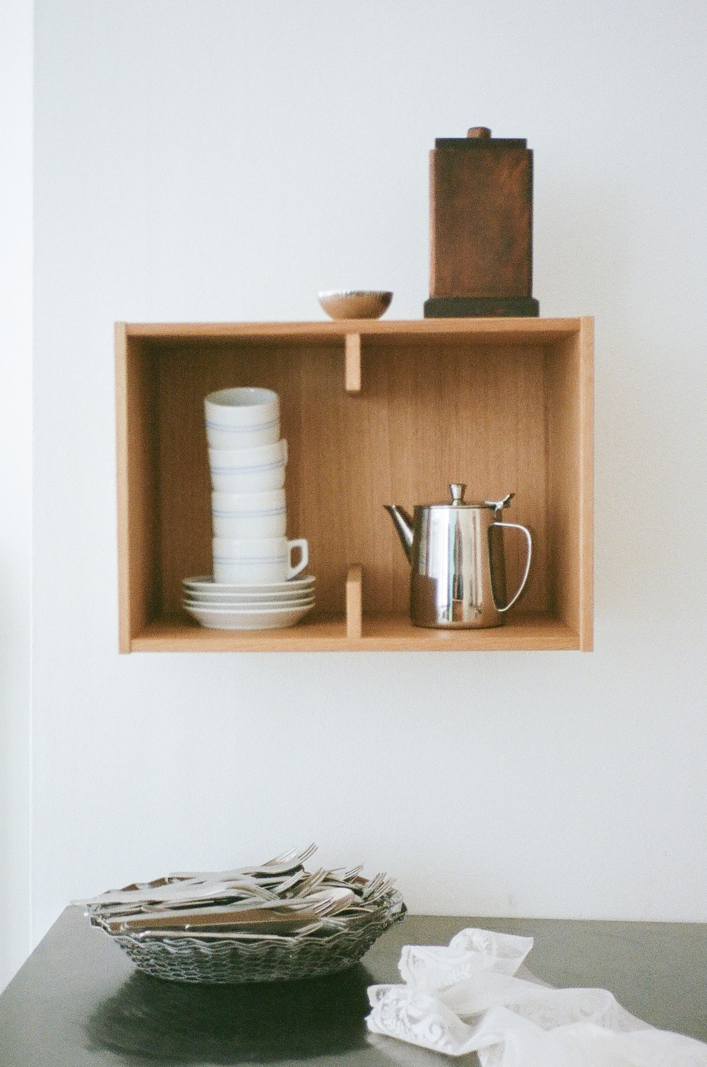 A Sætter Shelf 2 in oiled oak used to display larger decorative objects.