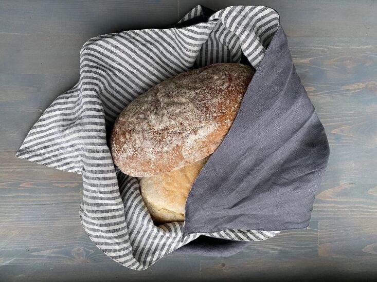 Double-layered linen bento bag with tied ends, showcasing a rustic and sustainable design.