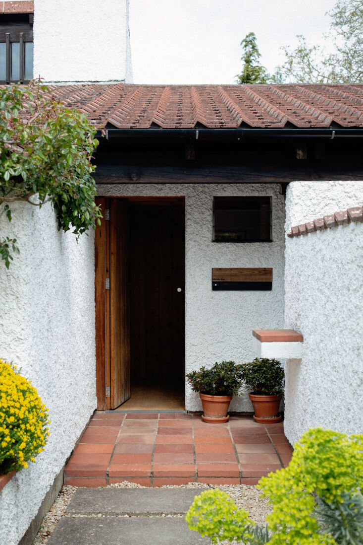 Detail of white wychert walls and terracotta roof tiles at Turn End.