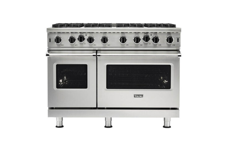 A Viking 5 Series Gas Open Burner Range integrated into a custom kitchen.