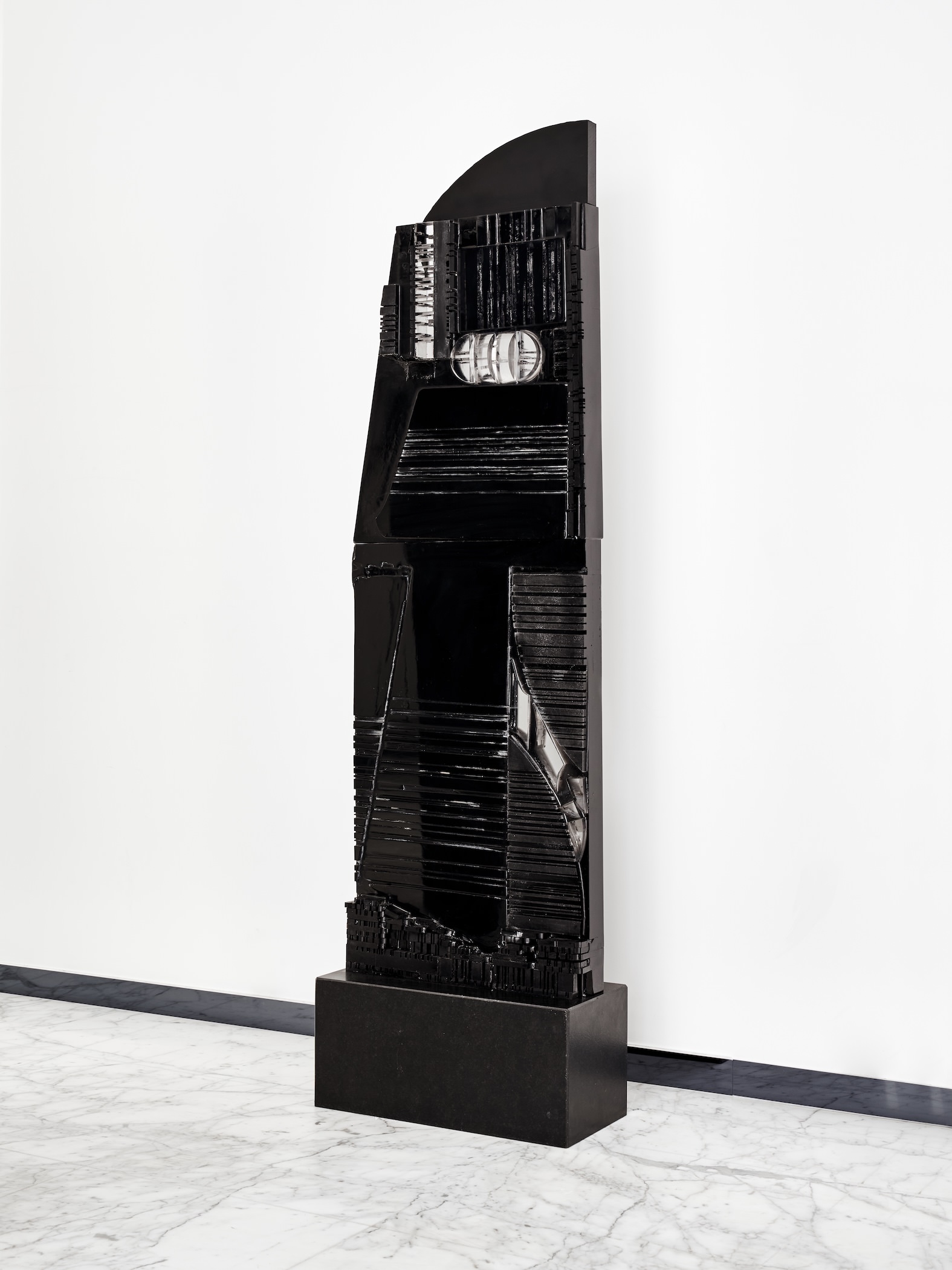 Wide view of the Monique Rozanès 'Vision' exhibition at Galerie Gastou featuring geometric resin sculptures.