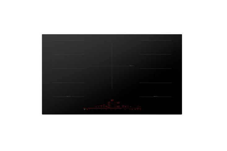 Bosch Benchmark induction cooktop highlighting the FlexInduction bridge zones.