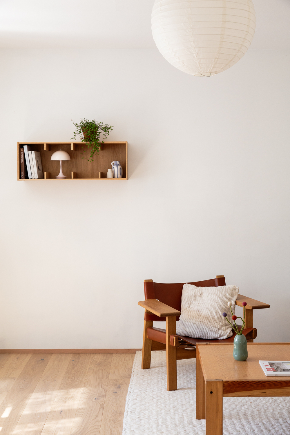 A Sætter Shelf 4 in oiled oak used as a bookshelf for small volumes and decor.