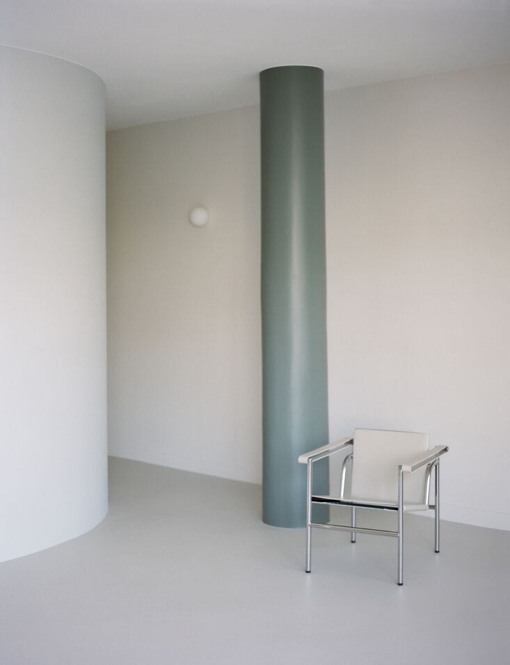 An interior shot of a painted concrete pillar inside a Le Corbusier-designed apartment.
