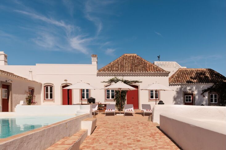 A panoramic view of the Quinta do Pinheiro property and surrounding fields.