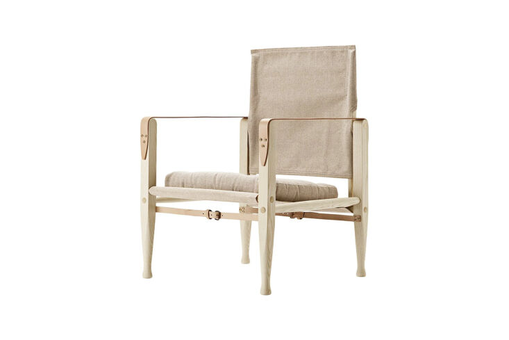 The Carl Hansen & Søn Safari Chair in natural canvas with a light wood frame.