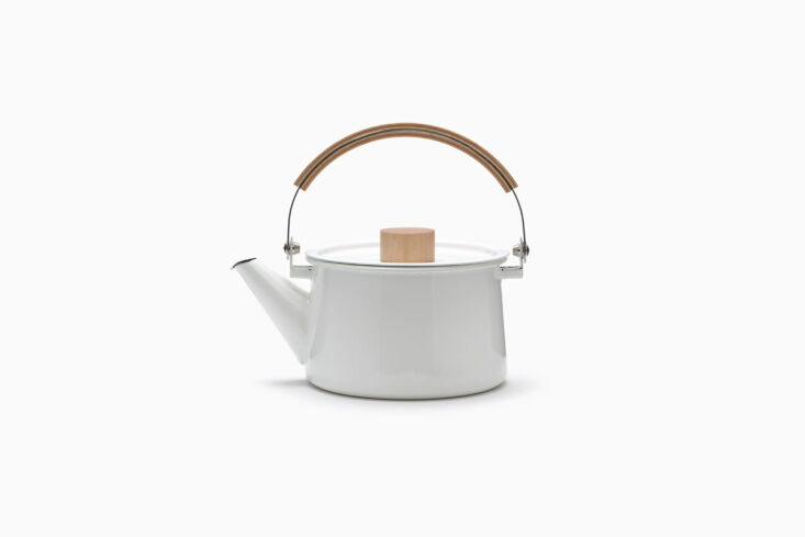 A white enamel-coated steel kettle with a natural beechwood handle and maple knob.
