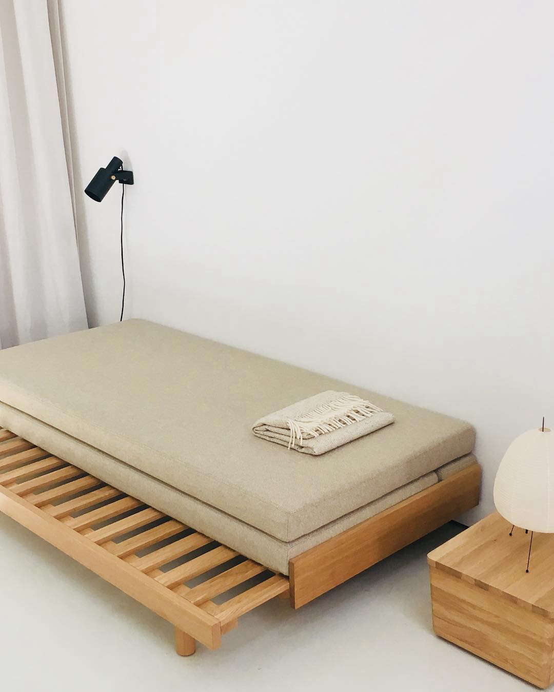 10 Sophisticated Daybeds for Living Rooms: Chic Sofa Alternatives for 2024